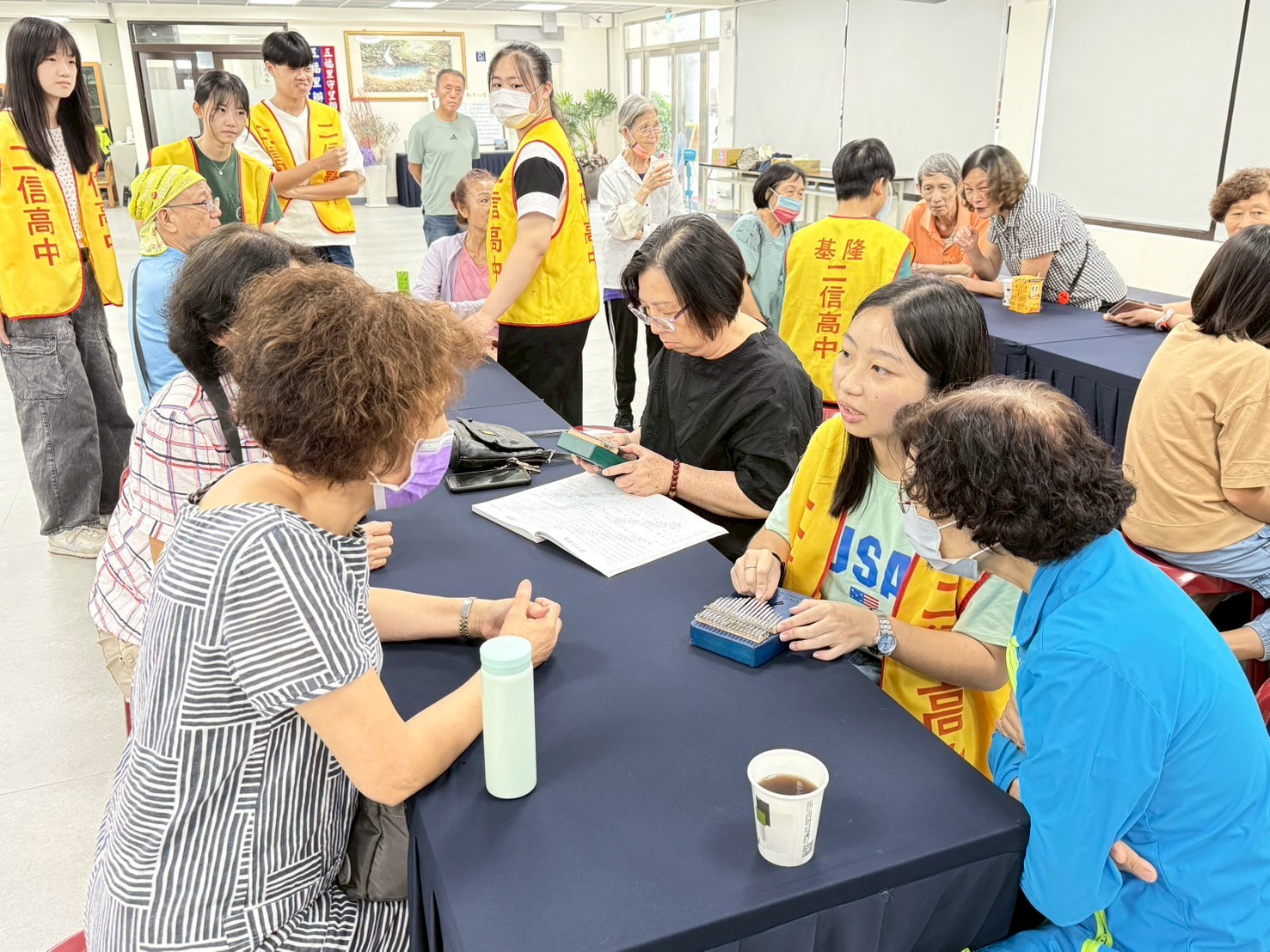 二信高中攜手五福里舉辦「老少共融世代共學」音樂體驗活動 10 LINE ALBUM 1140803拇指琴體驗 250803 1