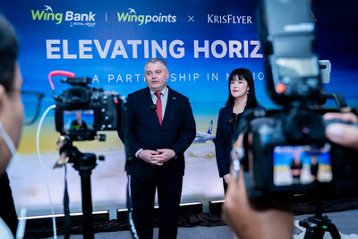 新加坡航空柬埔寨區總經理Berlinda Yong女士與Dmytro Kolechko博士在合作啟動儀式期間接受媒體采訪。 新加坡航空柬埔寨區總經理Berlinda Yong女士與Dmytro Kolechko博士在合作啟動儀式期間接受媒體采訪。