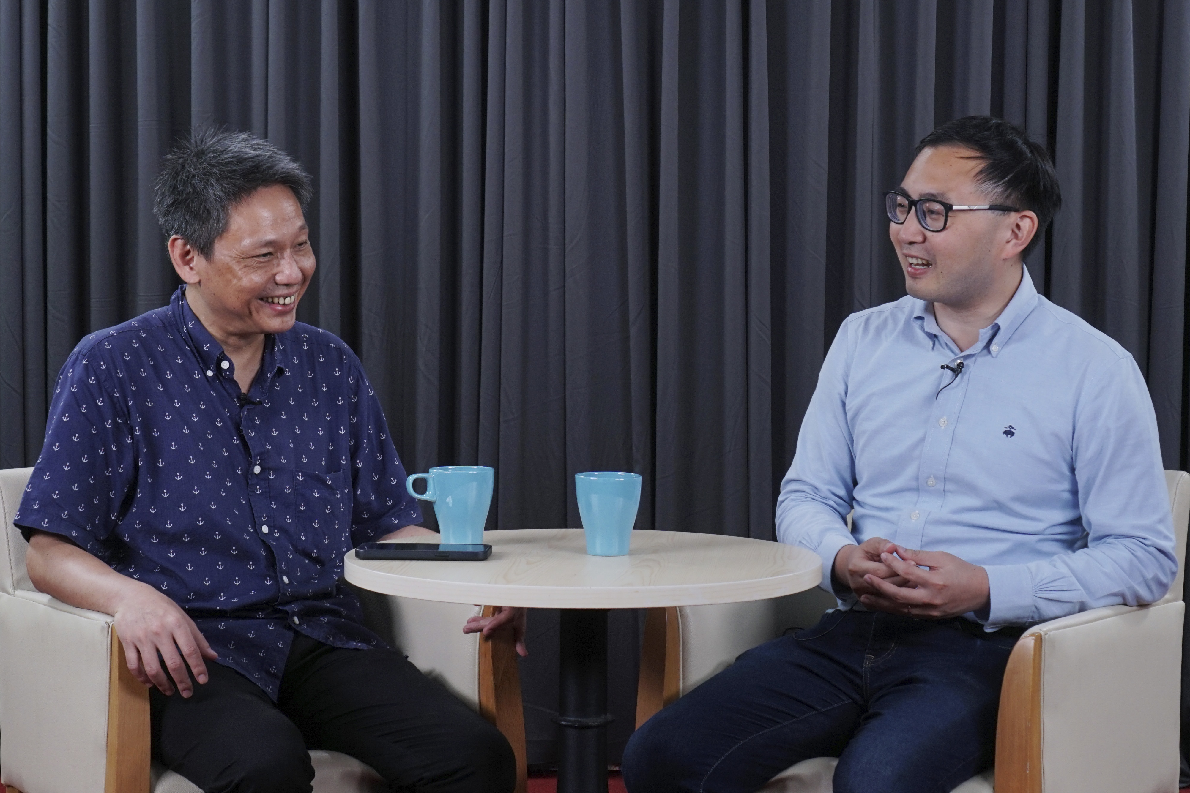 立委廖先翔（右）與主持人謝寒冰（左）。圖/記者梁鴻欣攝