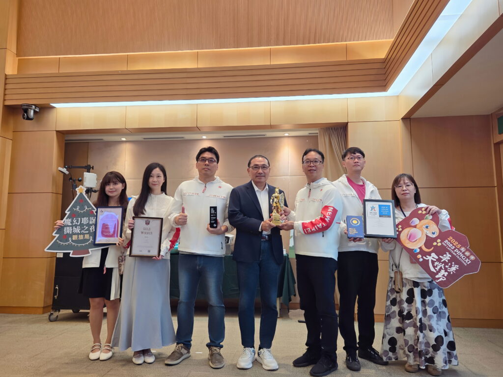 「2025新北巿平溪天燈節」獲2025德國柏林設計獎金獎、「2024新北歡樂耶誕城」獲2025義大利羅馬設計金獎及2025芬蘭建築燈光設計銀獎，新北巿政府觀光旅遊局今日獻獎