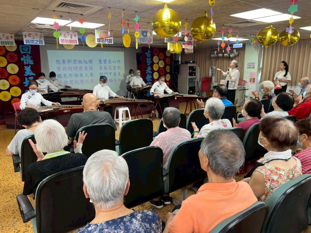 《圖說》慈濟八德古箏班帶來經典老歌演奏 八德榮家住民長輩十分陶醉。〈八德榮家提供〉