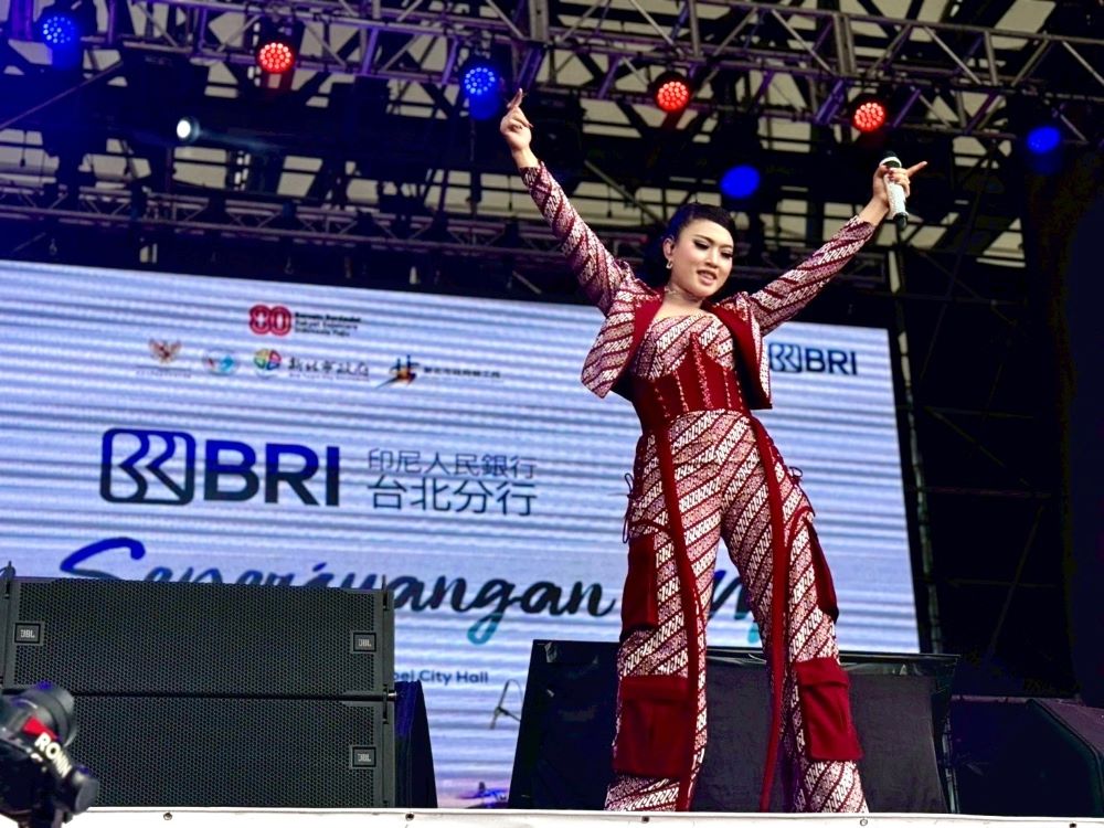 《圖說》「印尼蔡依林」 Kiki Asiska 以動感舞姿與充滿感染力的歌聲，成功帶動全場觀眾情緒。〈勞工局提供〉