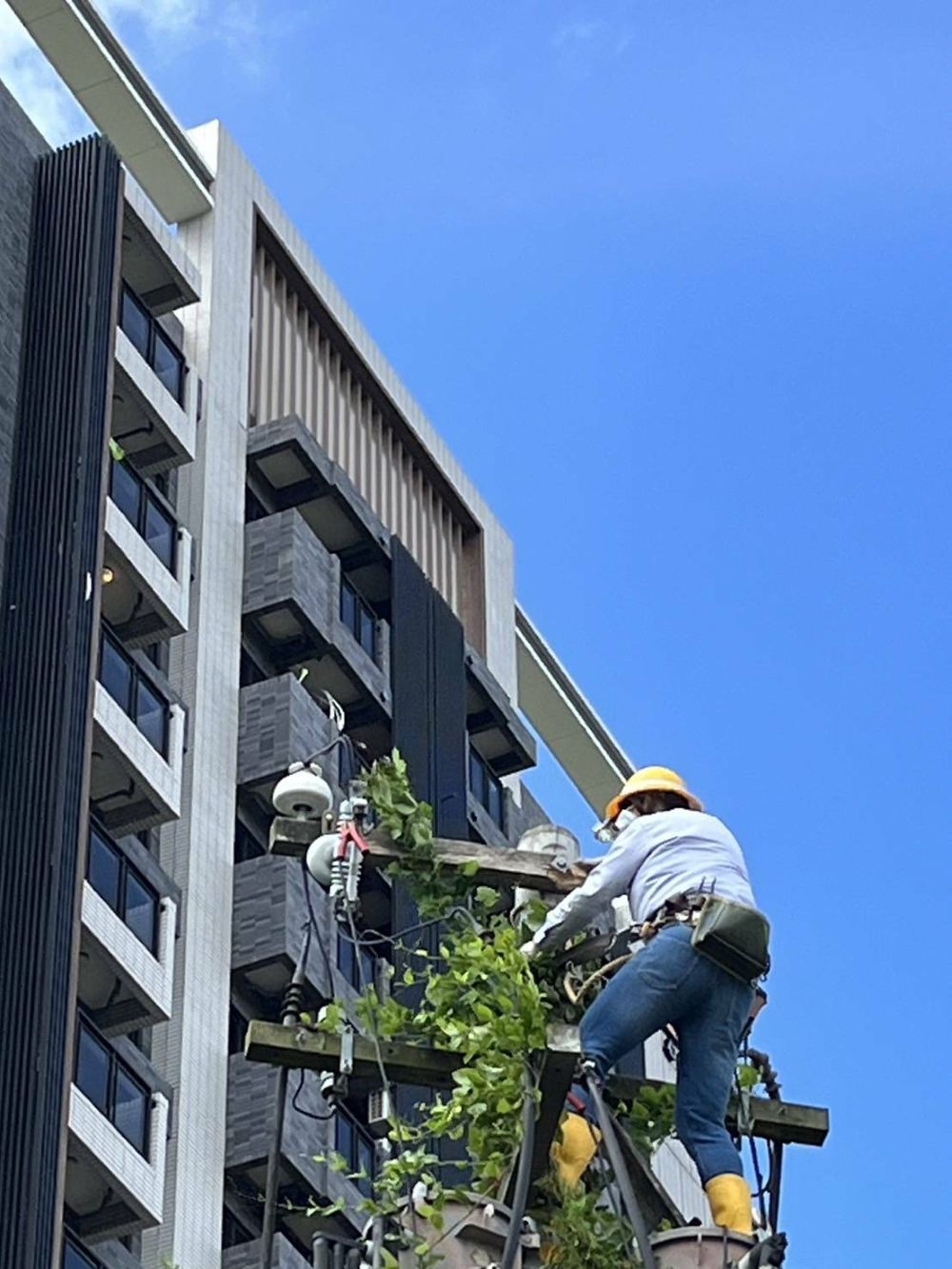 《圖說》台電北西區處積極搶修恢復電力供應二。〈北西區處提供〉