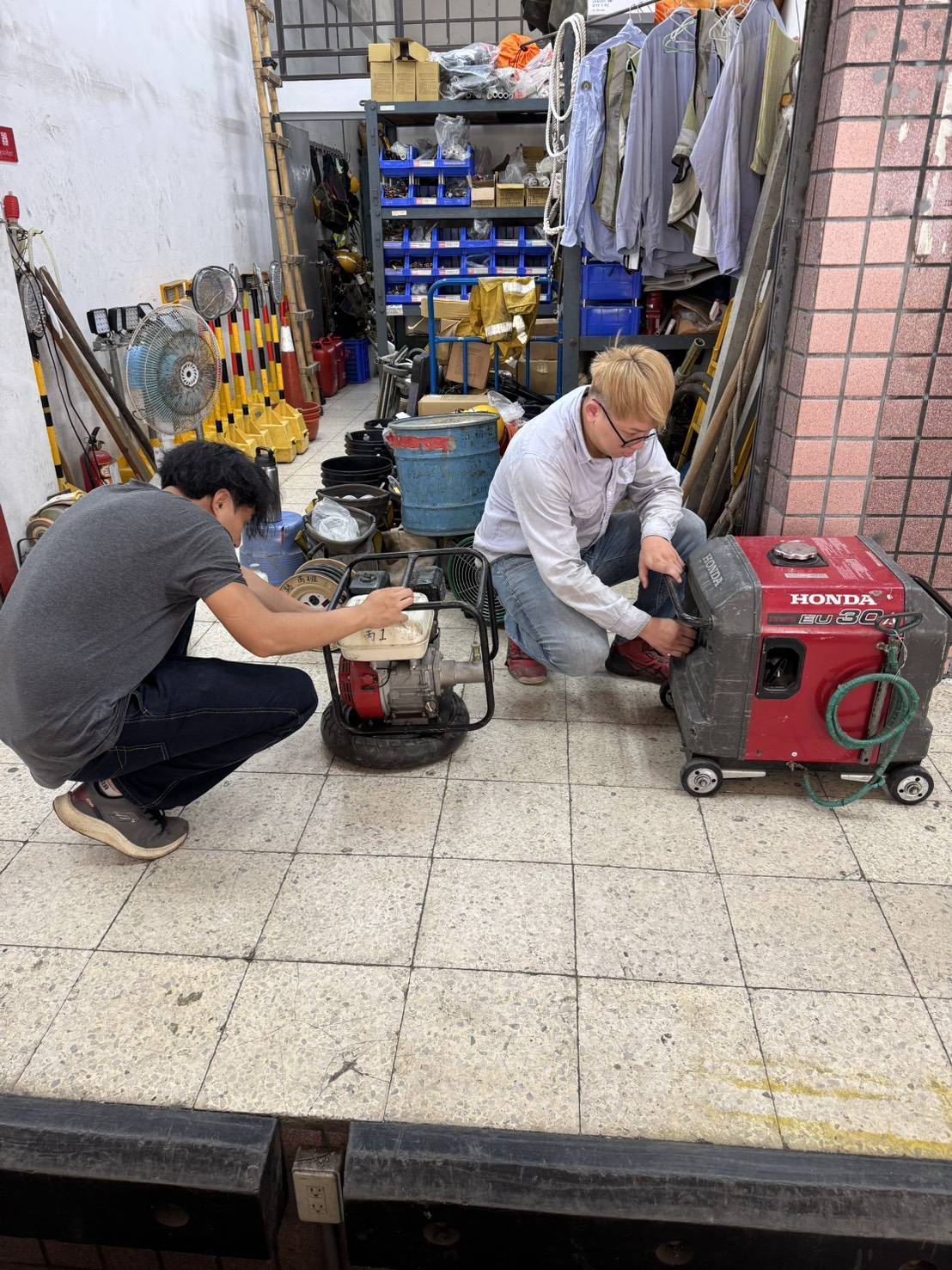 《圖說》北西區處搶修人員正在測試颱風機具，提前部署，確保設施能正常使用。〈北西區處提供〉