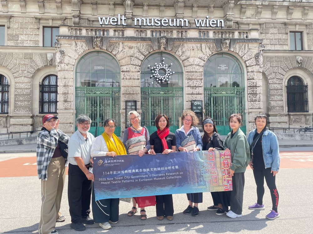 《圖說》維也納世界博物館中國暨東北亞部門研究員Dr. Bettina Zorn博士(右4)及織品維護負責人 Barbara Pönighaus-Matuella(左4)與新北考察團隊合影，右五原民局長林瑋茜。〈原民局提供〉