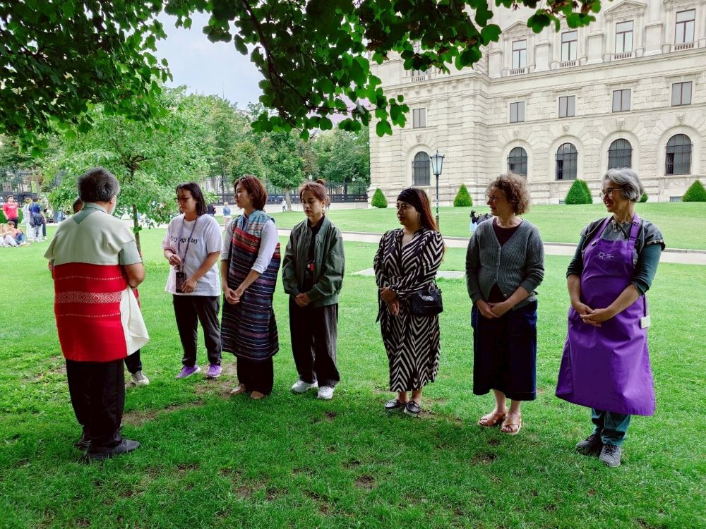 《圖說》考察團於維也納世界博物館草地進行祈福，向祖靈報告此次前來調研織品任務。〈原民局提供〉