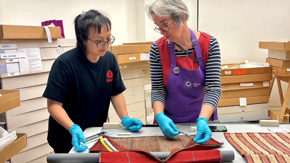 《圖說》烏來在地青年織者高玉玫(左)與維也納世界博物館織品維護負責人 Barbara Pönighaus-Matuella(右)討論織紋細節與結構。〈原民局提供〉