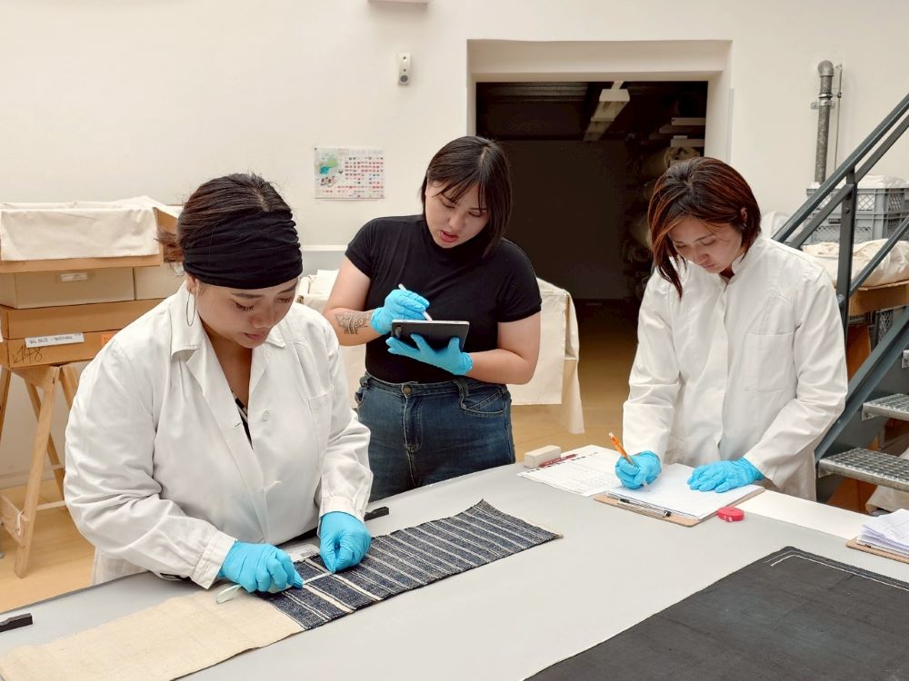 《圖說》考察團於維也納世界博物館內進行藏品測量，新北市原民局長林瑋茜也共同進入庫房參與調研工作(右1)。〈原民局提供〉