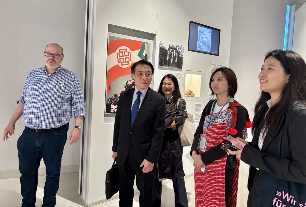 《圖說》由Matti Bunzl館長(左1)帶領考察團參觀維也納市博物館。〈原民局提供〉