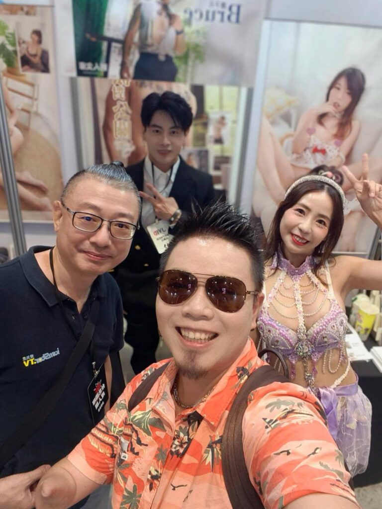 唐子元與多位媒體、粉絲互動熱烈，現場人氣爆棚。同志粉絲搶拍合照，更有人形容他是「最值得朝聖的展位」。