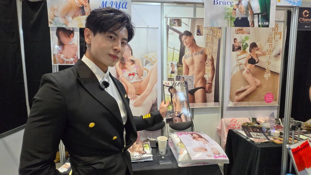 唐子元親自介紹自己的寫真作品，展現專業派對公關魅力與男色時尚的完美結合。