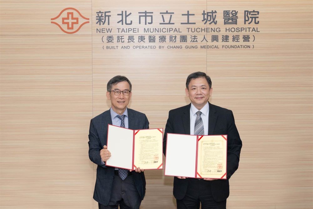 《圖說》土城醫院院長賴旗俊（左）與元培醫事科技大學校長王綮慷（右）簽署MOU，攜手打造智慧醫療與教學創新平台，培育新世代醫護專業人才。〈土城醫院提供〉