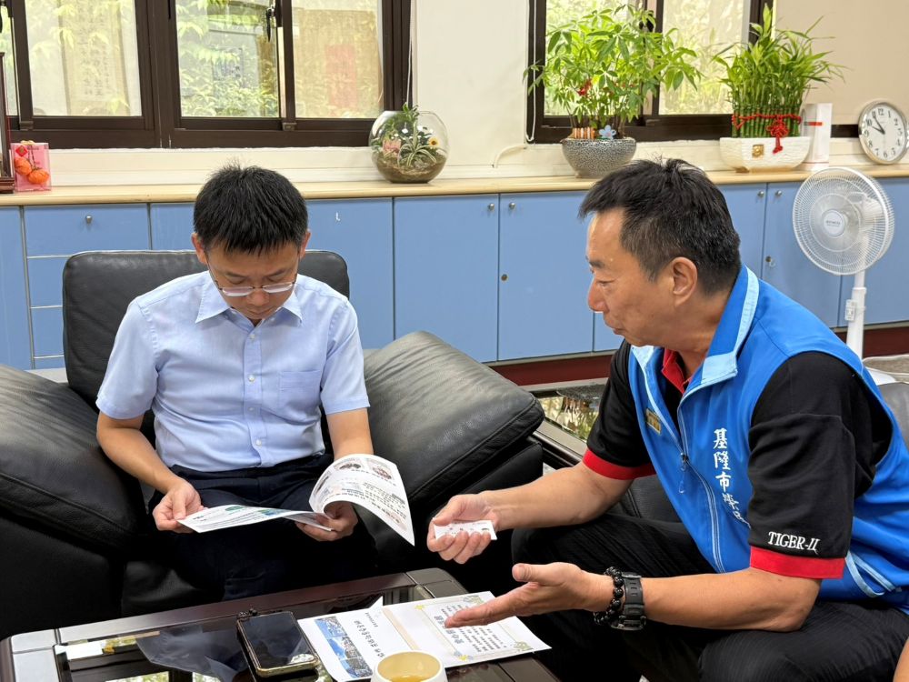 《圖說》基隆市榮民服務處處長方正(右)與基隆市衛生局局長張賢政(左)就「安心御老系統」，及榮民眷照護服務進行深入交流，期望建構更完善的照護網絡。〈基隆榮服處提供〉
