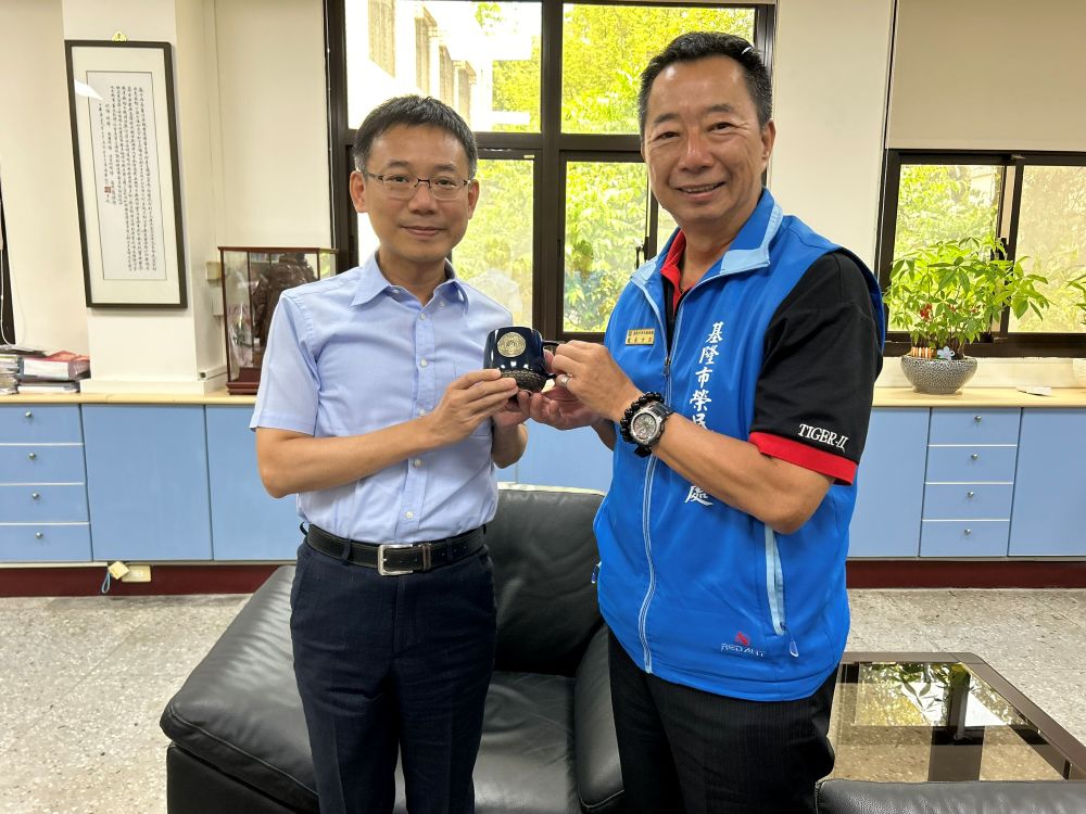《圖說》基隆榮服處長方正(右)率團隊拜會基隆市衛生局長張賢政(左)。〈基隆榮服處提供〉
