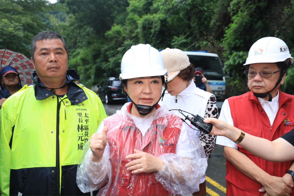 731豪雨打破台中近13年紀錄 中市府即時搶災恢復道路通行 1 太平區黃竹里竹村路因豪雨崩塌 盧市長勘災指示 全力搶通 保障居民安全 5