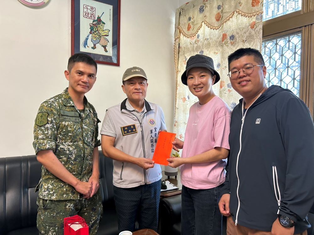 溫馨慰問休養眷屬 宜蘭軍服站優質服務有感 1 《圖說》宜蘭縣軍人服務站長何中南今日前往慰問術後在家休養的宜蘭後備旅楊姓上士眷屬。〈宜蘭軍服站提供〉