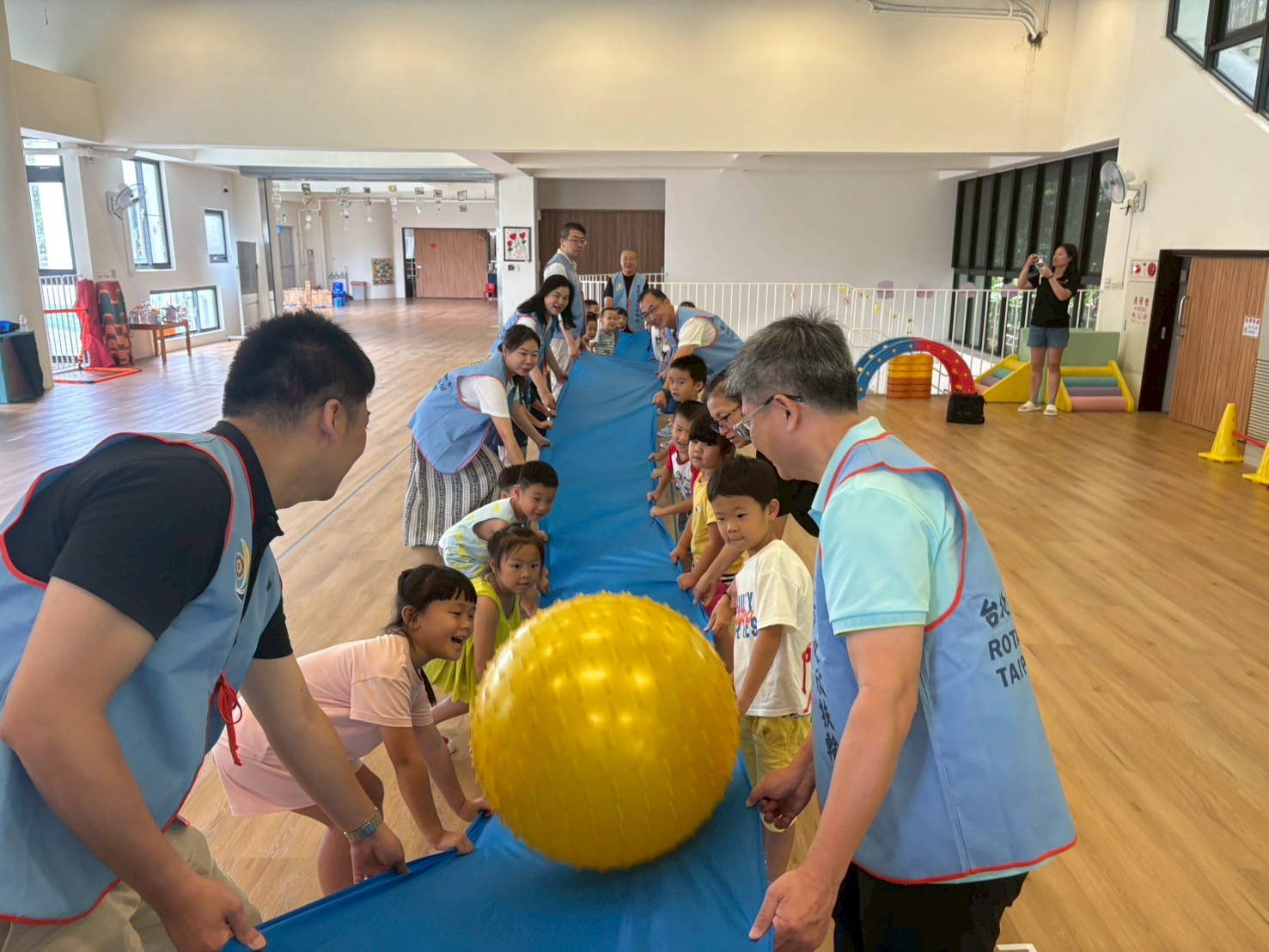 台北市東欣扶輪社與伊甸共好同行 連續10年公益不間斷 4 扶輪社社友開心與中山非營幼生合力完成任務挑戰 3