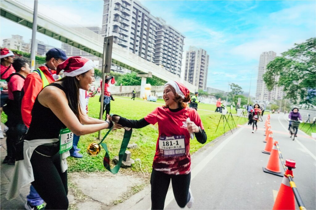 揹上巨型鈴鐺接力信物跑遍耶誕城113年資料照