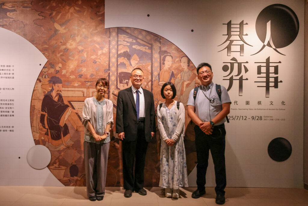 故宮蕭宗煌院長左2歡迎當代棋壇「碁」人參訪「碁人弈事」特展，圖為日本首位完成「