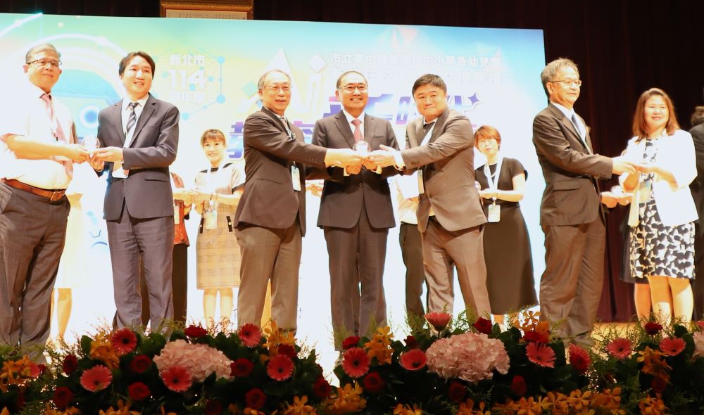 《圖說》侯友宜市長見證退休與新任校長的「信物傳承儀式」。〈教育局提供〉