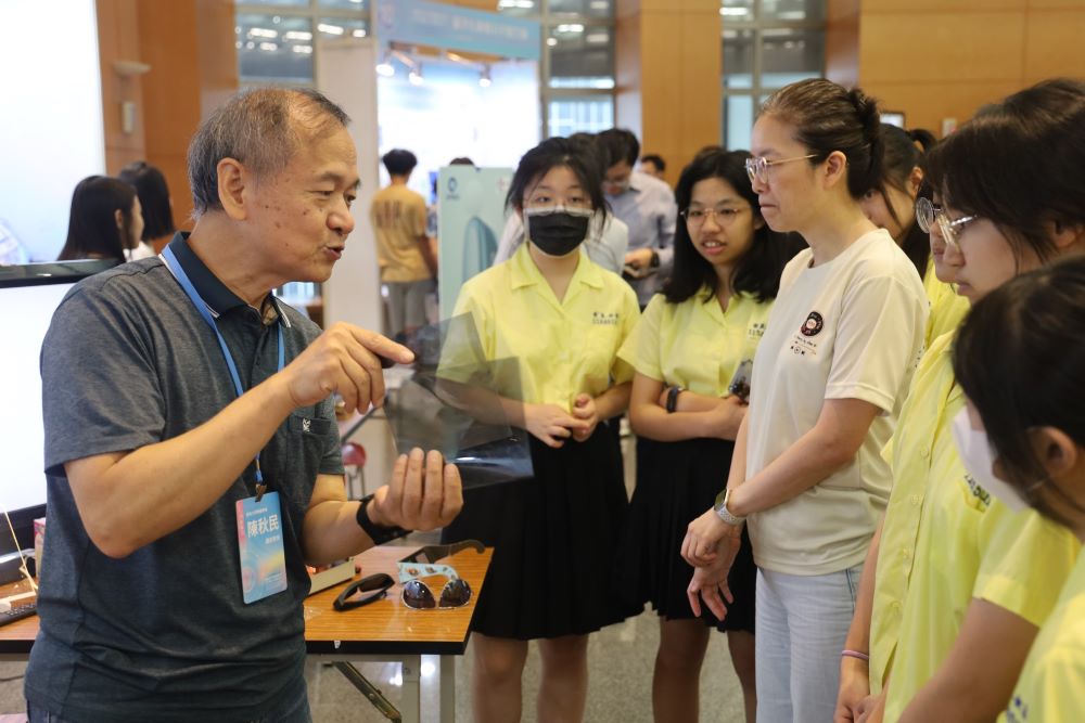 《圖說》透過大學教授分享，量子科學教育從中學啟蒙。〈教育局提供〉