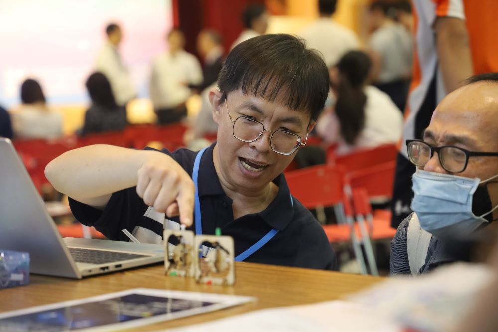 《圖說》讓學生從基礎概念學起，延伸至通訊、醫療及人工智慧等前沿應用，掌握真實科技脈動。〈教育局提供〉