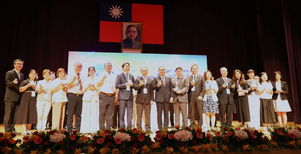 《圖說》退休與新任校長一同點亮手中的鬱金香燈盞，象徵教育理念的傳遞與責任的延續，前排左一教育局長張明文、前排右三初任板橋國中校長陳怡婷。〈教育局提供〉