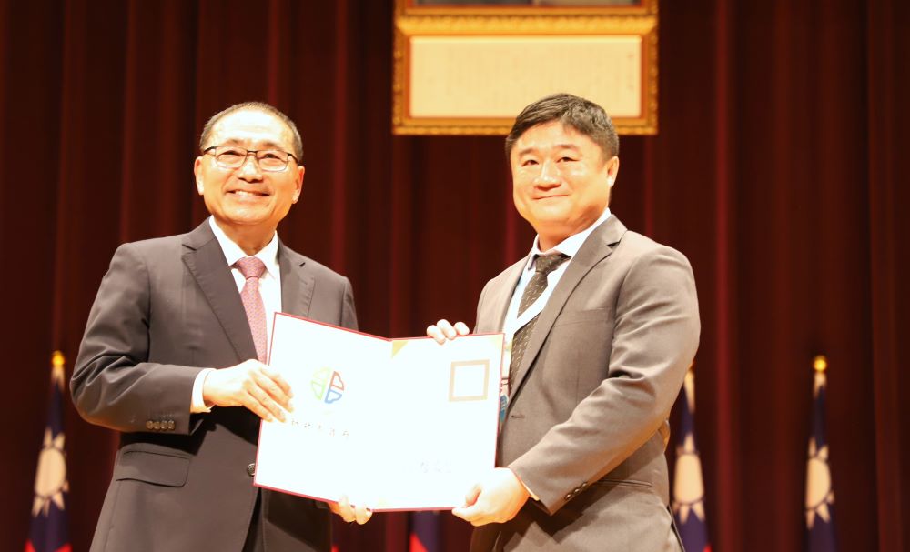 《圖說》初任校長代表樟樹實中林浩吉校長分享，教育，是一棵樹搖動另一棵樹。〈教育局提供〉