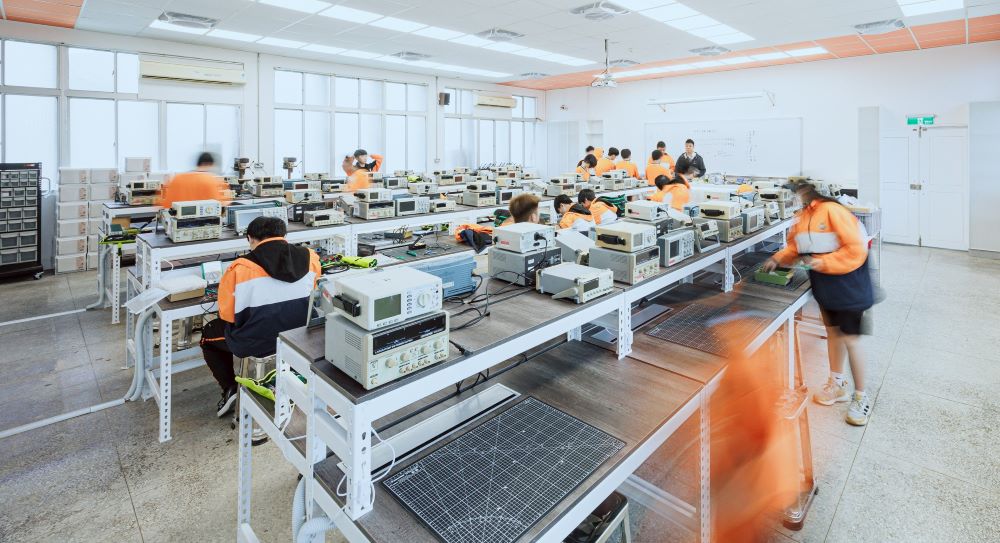 《圖說》瑞芳高工資訊科建置嶄新電子電路實習工場。〈教育局提供〉