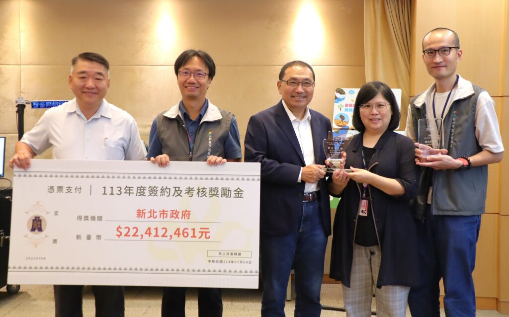 新北市招商成果亮眼，榮獲財政部「特別獎－成就飛躍」，還連續兩年促參考核給予「特優」肯定。工務局長馮兆麟左率領同仁在市政會議中將獎項獻給市長侯友宜中