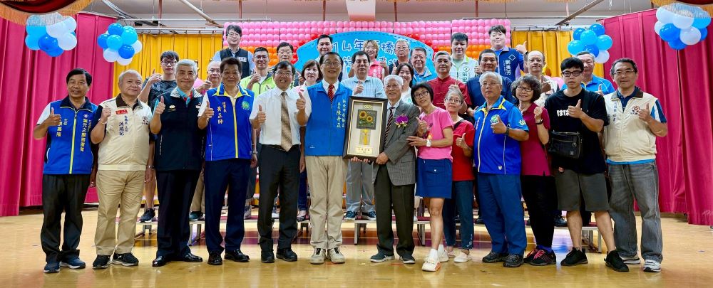 《圖說》模範父親張萬福爸爸上台接受表揚。〈板橋區公所提供〉