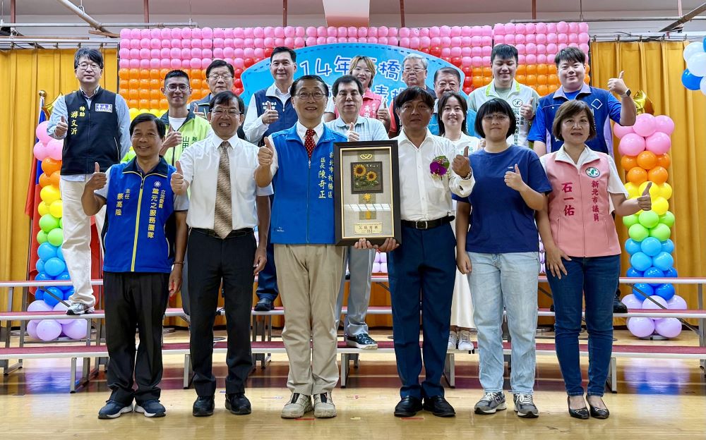 《圖說》模範父親毛商讚爸爸上台接受表揚。〈板橋區公所提供〉