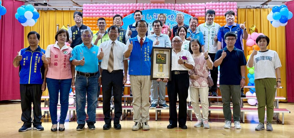 《圖說》模範父親王和龍爸爸上台接受表揚。〈板橋區公所提供〉