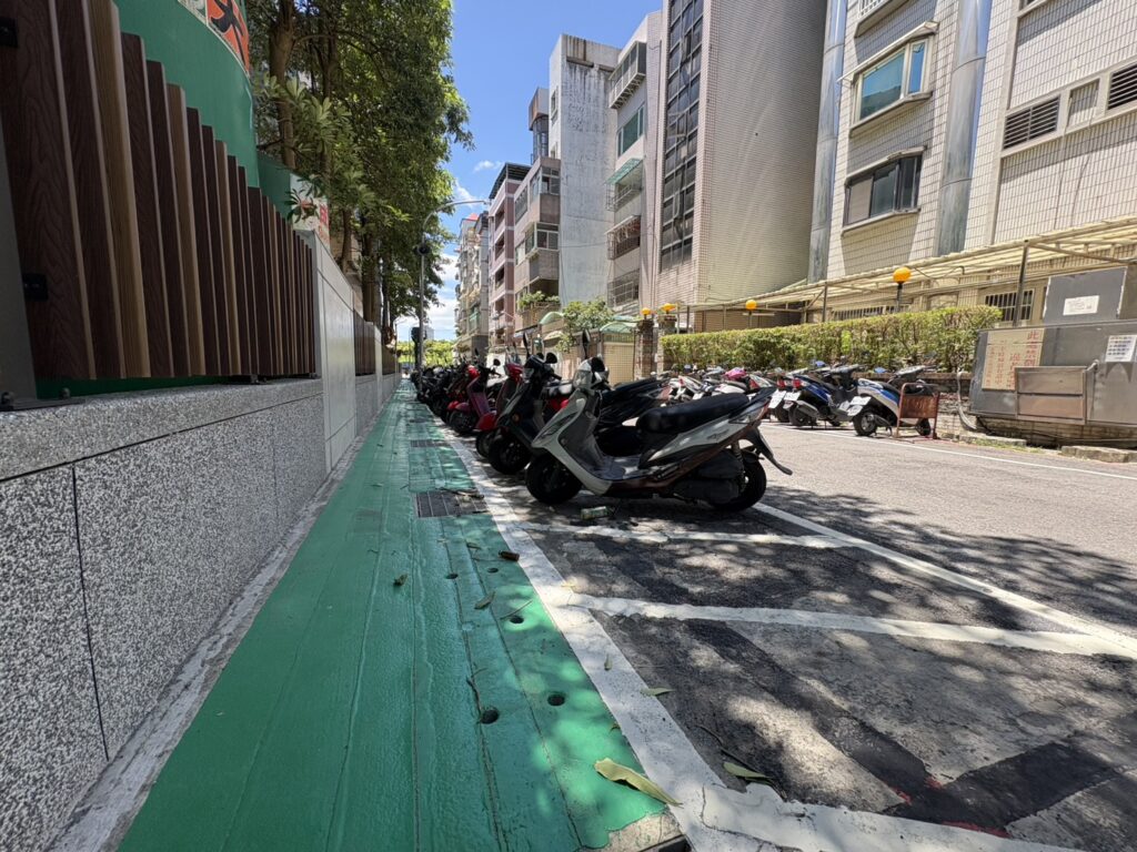 標線型人行道及斜向機車格