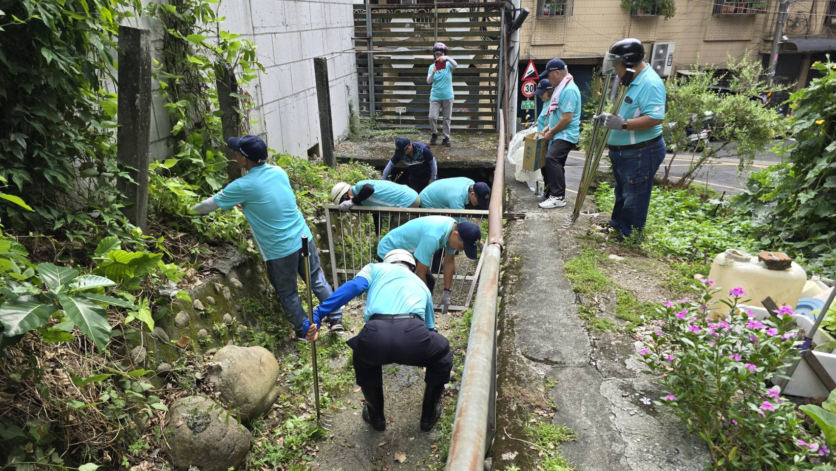 《圖說》偵水志工針對轄區內易積淹水點周邊排水辦理河道清理。〈水利局提供〉