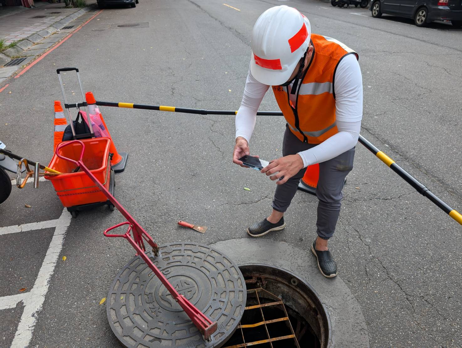 《圖說》巡查人員檢視人孔內部，確認人孔陰井設施現況。〈水利局提供〉