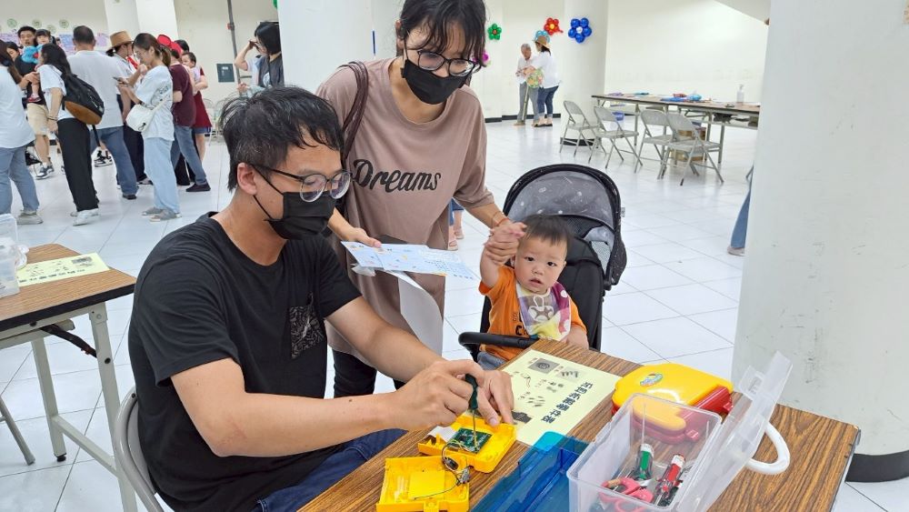 《圖說》爸爸巧扮玩具醫生進行修復闖關。〈社會局提供〉