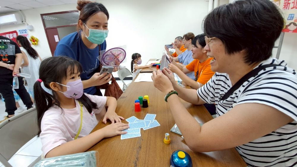 《圖說》早療資源中心工作人員透過教玩具遊戲進行檢測。〈社會局提供〉