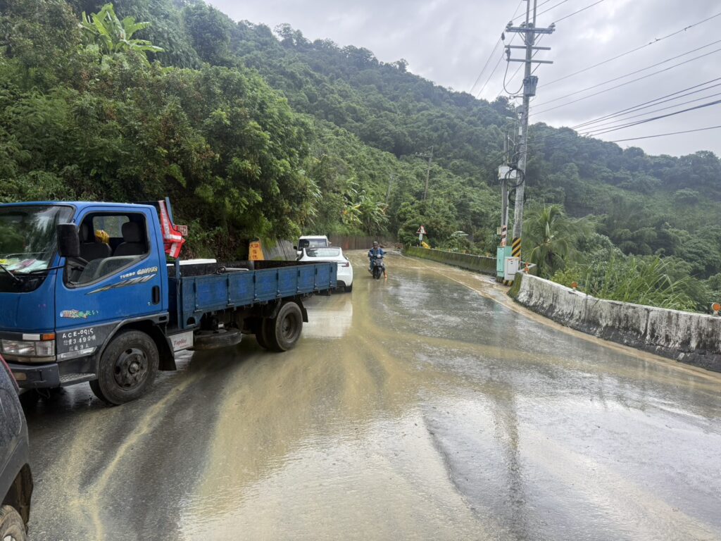 731豪雨打破台中近13年紀錄 中市府即時搶災恢復道路通行 2 竹村路搶通