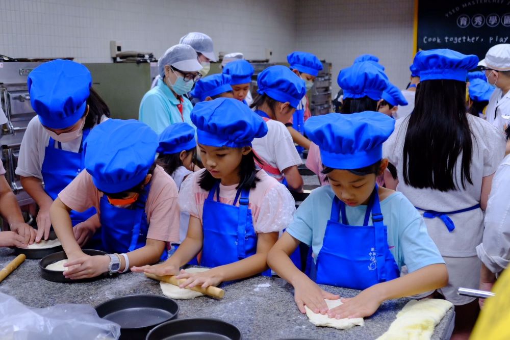 報名秒殺創新高 小神農華佗營人氣再爆棚! 3 《圖說》小神農華佗營今年推出超人氣的「中藥烘焙」主題,加上與穀研所的創意合作,讓中藥材搖身一變,變成孩子們烘焙課上的秘密配方,健康又有趣。〈衛生局提供〉