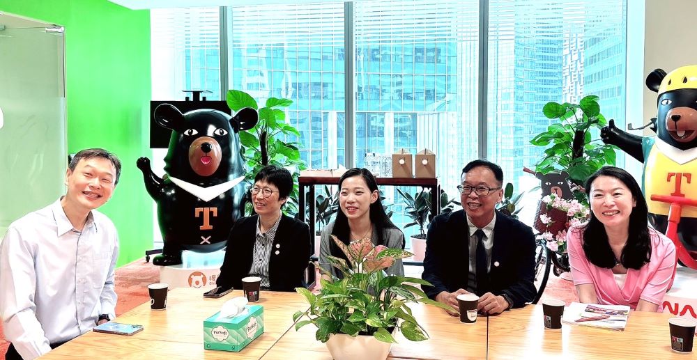 《圖說》新北觀旅局長楊宗珉（右2）與基隆、台北、桃園觀光首長向觀光署駐新加坡辦事處施志忠主任（左1）請益當地的旅遊推廣經驗，彼此交流觀光行銷策略。〈觀旅局提供〉