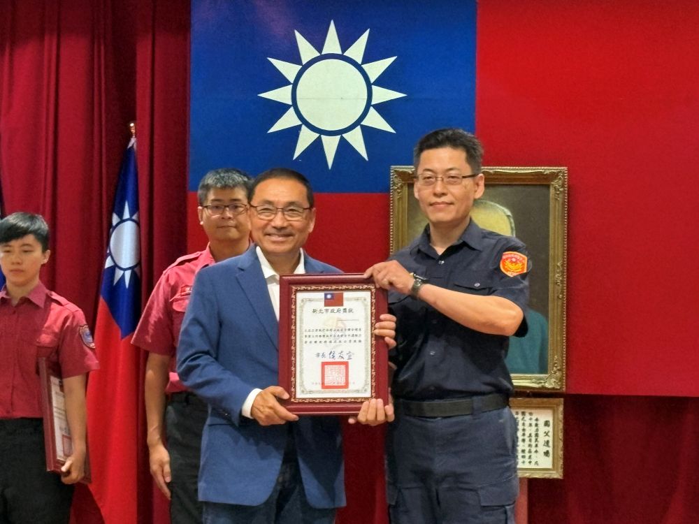 《圖說》侯友宜市長頒獎表揚114年8月份執行公安聯合稽查專案有功人員，受獎人為金山分局警備隊警務員兼隊長王品正。〈警察局提供〉