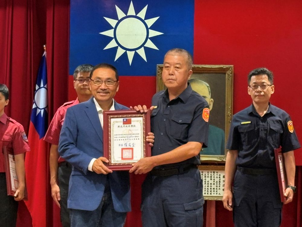 《圖說》侯友宜市長頒獎表揚114年8月份執行公安聯合稽查專案有功人員，受獎人為土城分局行政組警務員林錦郎。〈警察局提供〉