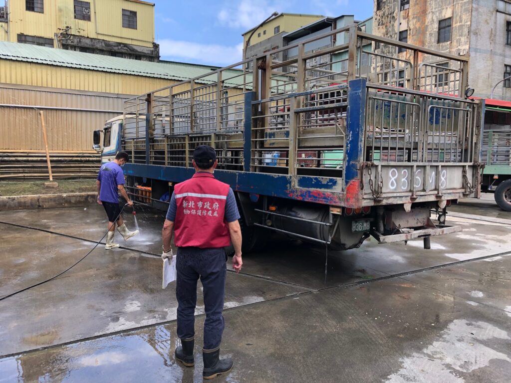 防疫人員查核運豬車輛是否有裝設GPS。