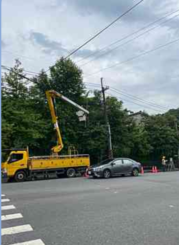 《圖說》台電基隆區處剪修樹枝防颱。〈基隆區處提供〉