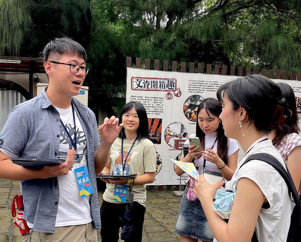 《圖說》學員帶領日本籍的Rinka（圖右）走訪林家花園，介紹其獨特歷史文化。〈青年局提供〉