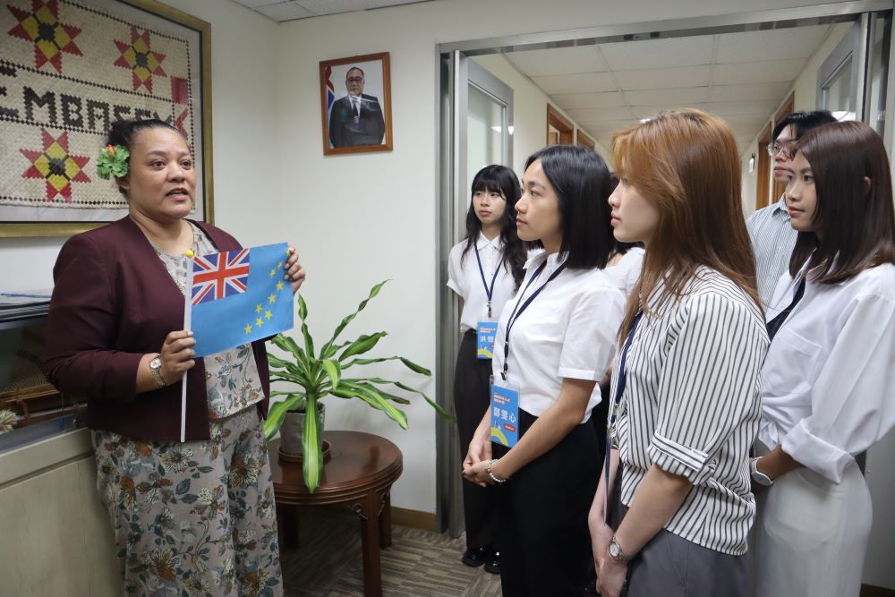 《圖說》吐瓦魯駐台大使館一等秘書歐席拉（Silafaga Lalua O'BRIEN）與學員分享吐瓦魯的特色編織工藝品。〈青年局提供〉