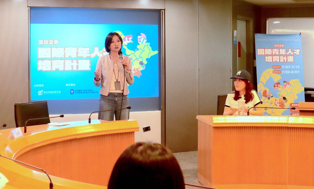 《圖說》新北市青年局長邱兆梅勉勵參與國際青年人才培育計畫的學員。〈青年局提供〉