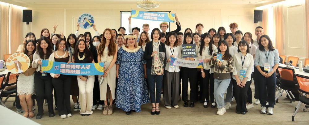 《圖說》馬紹爾大使特地換上傳統服飾接待學員。〈青年局提供〉