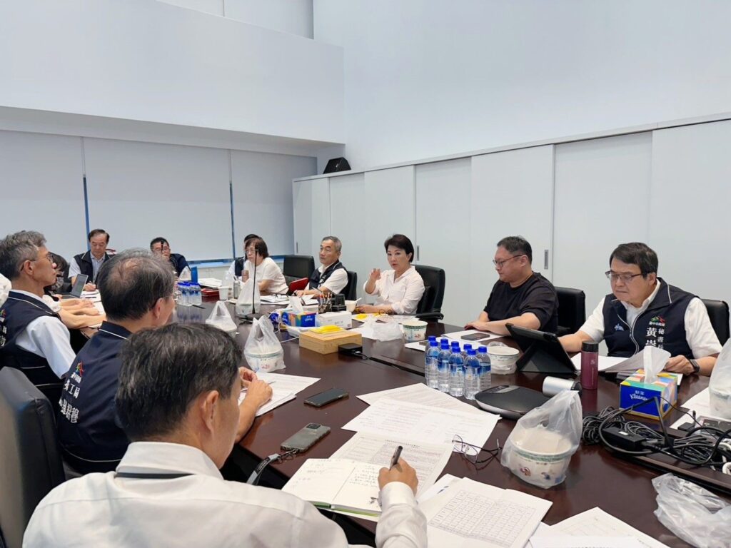 中市府力抗關稅風暴 盧秀燕緊急會議首波祭2500萬力挺產業 1 面對美國宣布對台對等關稅20 盧市長今晚召開跨局處緊急應變會議